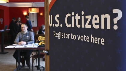 美大选选情胶着，280万海外选民成两党角逐新焦点，有志愿组织挨家挨户敲门拉票