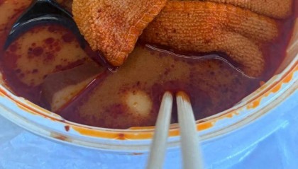 知名麻辣烫外卖吃出整块抹布？当事人：瞬间食欲全无！