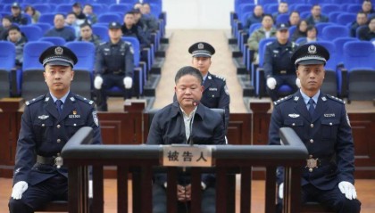 贵州省委政法委原副书记刘文新一审被判死缓 细节披露：逃避安检带25把管制刀具上飞机