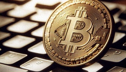 涨破73000美元关口,比特币价格连续刷新历史纪录,新高背后风险涌动