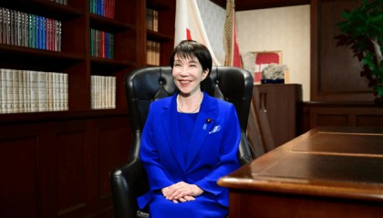 在美国面前极其卑微，面对中国非常强硬