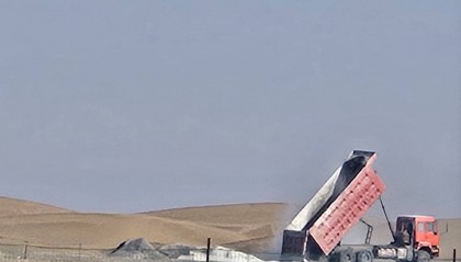 阿拉善左旗：部分化工业将疑似危废和工业固废随意倾倒填埋