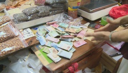 广东一男子两三年持续往批发店无故扔钱，店主：每次他都不承认，还钱还把钱送回来