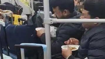 极目锐评∣满车厢咖喱味！多名外籍乘客在车厢内吃馅饼，规则面前哪有特殊？