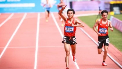 率先冲线却因“配合犯规”被罚！十五运会男子万米“看门道”