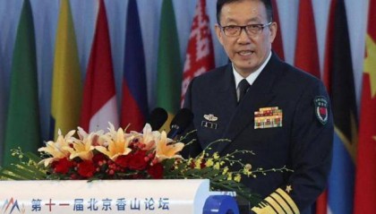 百国军事代表赴华，美国不吭声，中方打了2通电话，口气出奇强硬