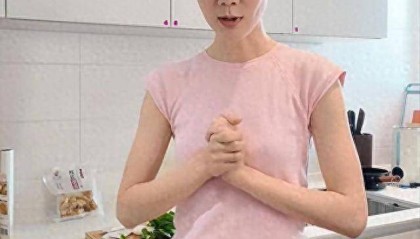 车晓晒独居近况！42岁头顶秃了一大片，不婚不育和妈妈相依为命