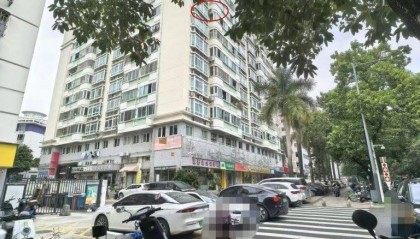 深圳一高楼空调外机支架脱落有坠落风险，楼下是小学校门和饭馆，社区：已完成整改