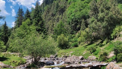 青海门源突发泥石流致3死2失联：5人均为露营游客，含10多岁孩子，正全力搜救