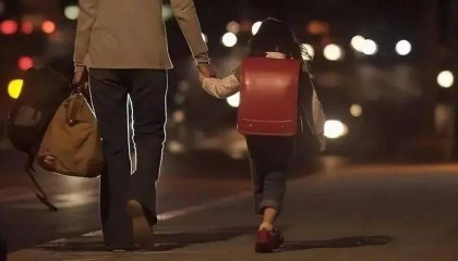 解忧 | 单亲爸爸跑网约车，女儿全程住车上