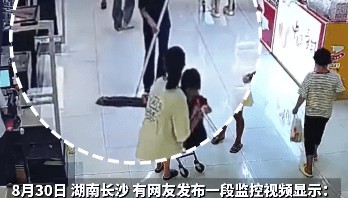 湖南一商场保洁刚拖地，孕晚期女子不慎滑倒，当事人发声：商场只愿意赔付医药费