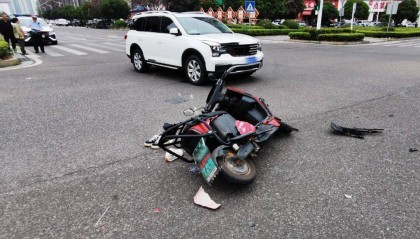 湖南湘潭一女生骑车闯红灯，骨折、肝破裂…