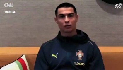 特朗普举办白宫晚宴，特意留步拍马斯克肚子打招呼，并大夸赴宴的C罗