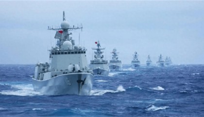 数十艘解放军舰艇在台海拉开阵仗，一枚弹道导弹，从关岛急射升空