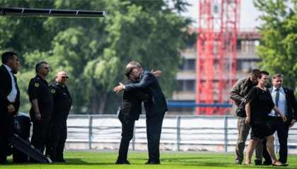 在6国领导人陪同下，泽连斯基气势汹汹进了白宫！大胆对美提要求