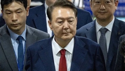 历任中最小！尹锡悦牢房面积仅6.6平方米，洗澡要去公共浴池；换上卡其色囚服