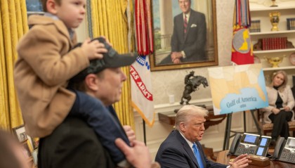 马斯克上任首月掀效率风暴:省下550亿美元,解雇8万多公务员