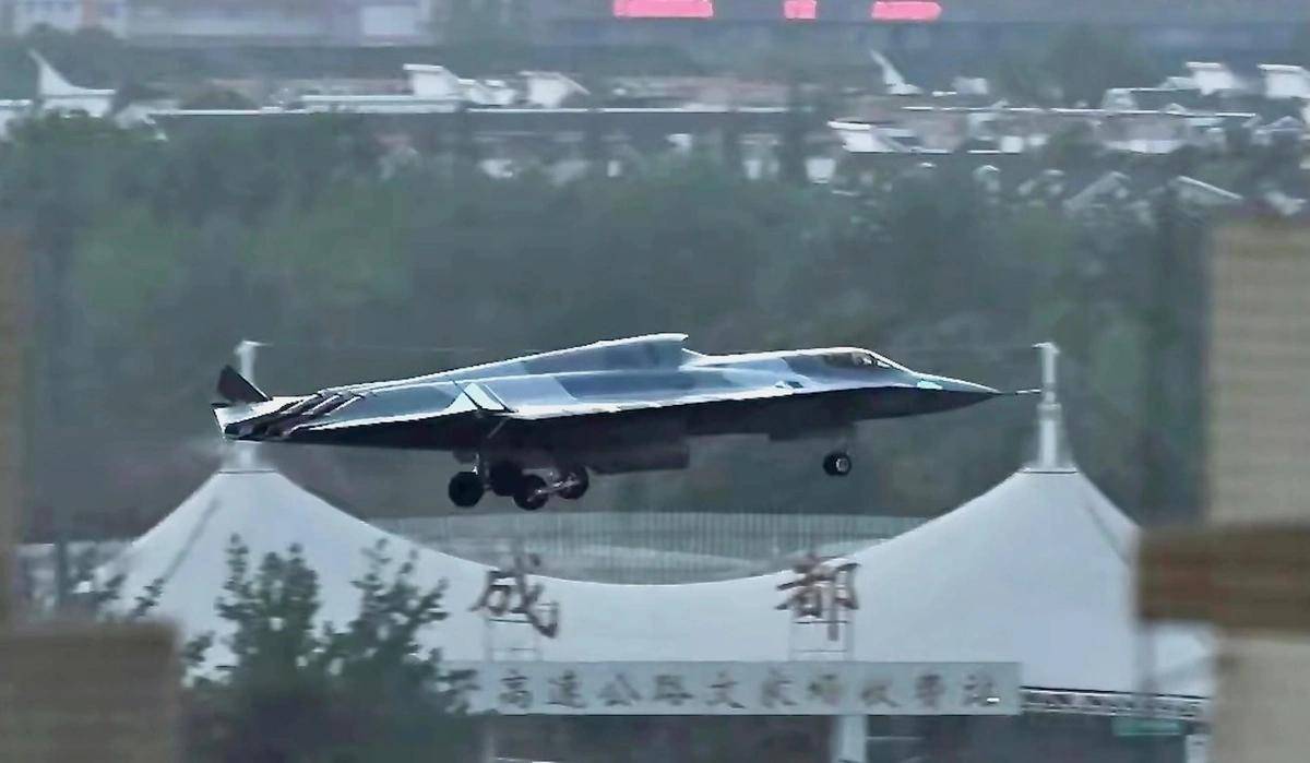 歼-36是隐身轰炸机？印媒：世界首款六代机，美国F-47在三年后飞