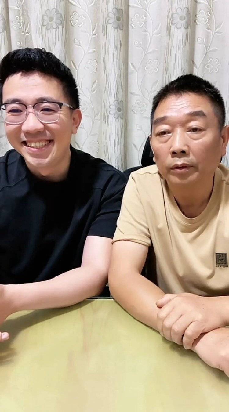 章莹颖男友国庆探望章父并协助直播，网友劝其早点结婚，本人回应