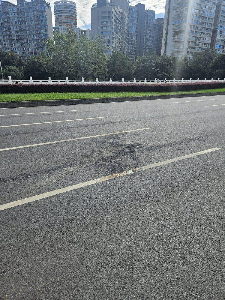成都发生一起严重交通事故，上游新闻实地探访：燃烧留下的印记仍在