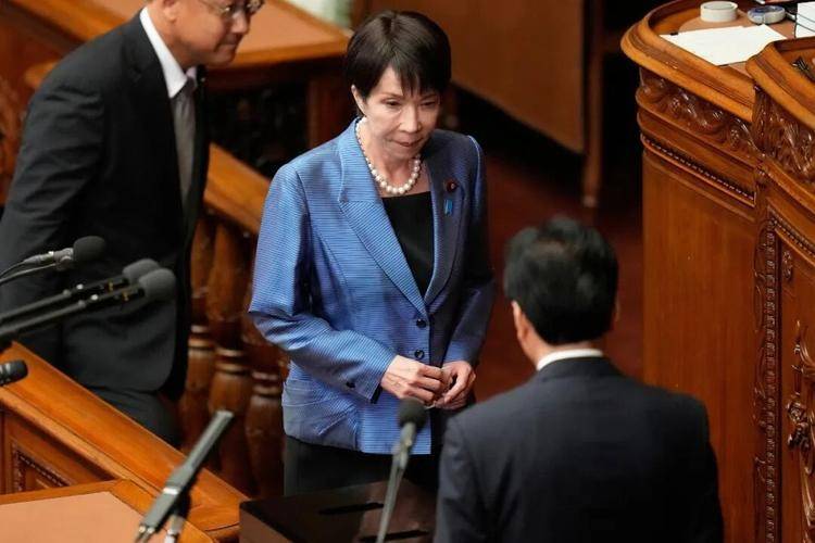迟迟等不到中方的贺电，日本主动“逼问”，高市早苗对中国称呼有变，外交部的回应有深意