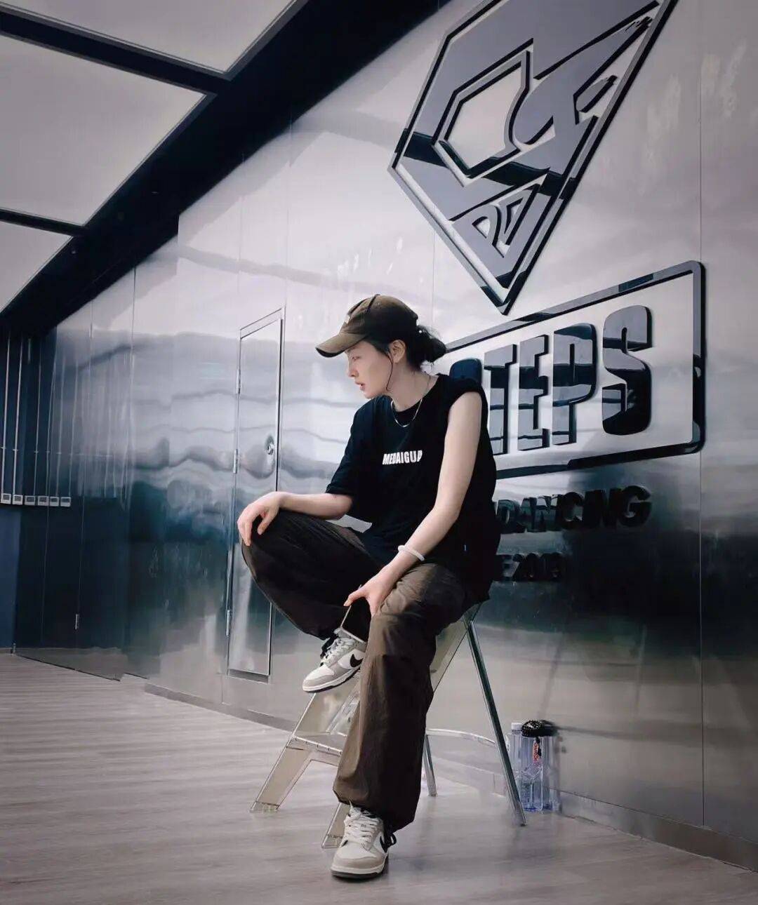 “旋转跳跃，我闭着眼”，下班后选择狂舞的年轻职场人