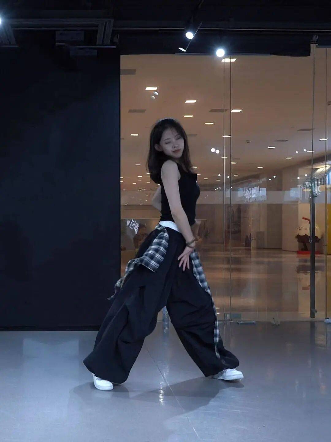 “旋转跳跃，我闭着眼”，下班后选择狂舞的年轻职场人