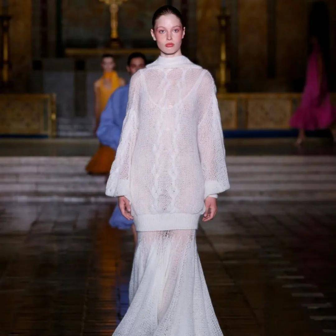 马斯克21岁女儿:改名字、换性别、与父亲决裂后,靠当模特力争经济独立