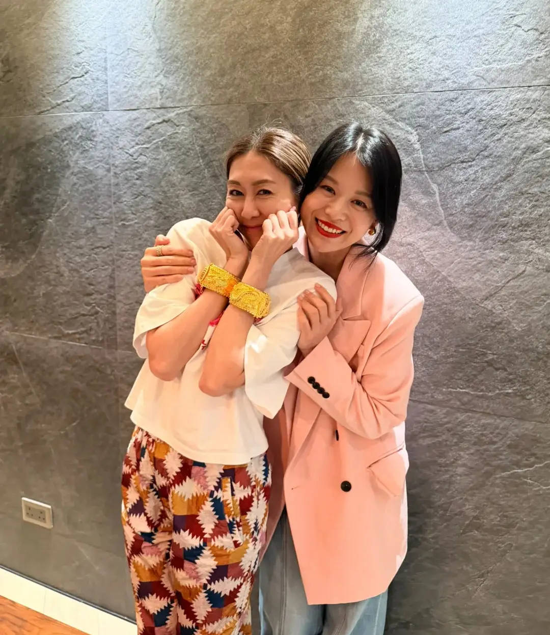 胡定欣获胡杏儿赠送一对龙凤镯超开心!网友猜其疑似已怀孕