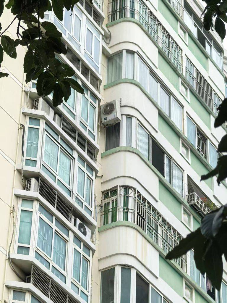 深圳一高楼空调外机支架脱落有坠落风险，楼下是小学校门和饭馆，社区：已完成整改