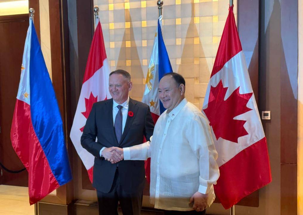 美军再度遭遇耻辱时刻:中国海军6艘战舰包围,815舰插入南海演习