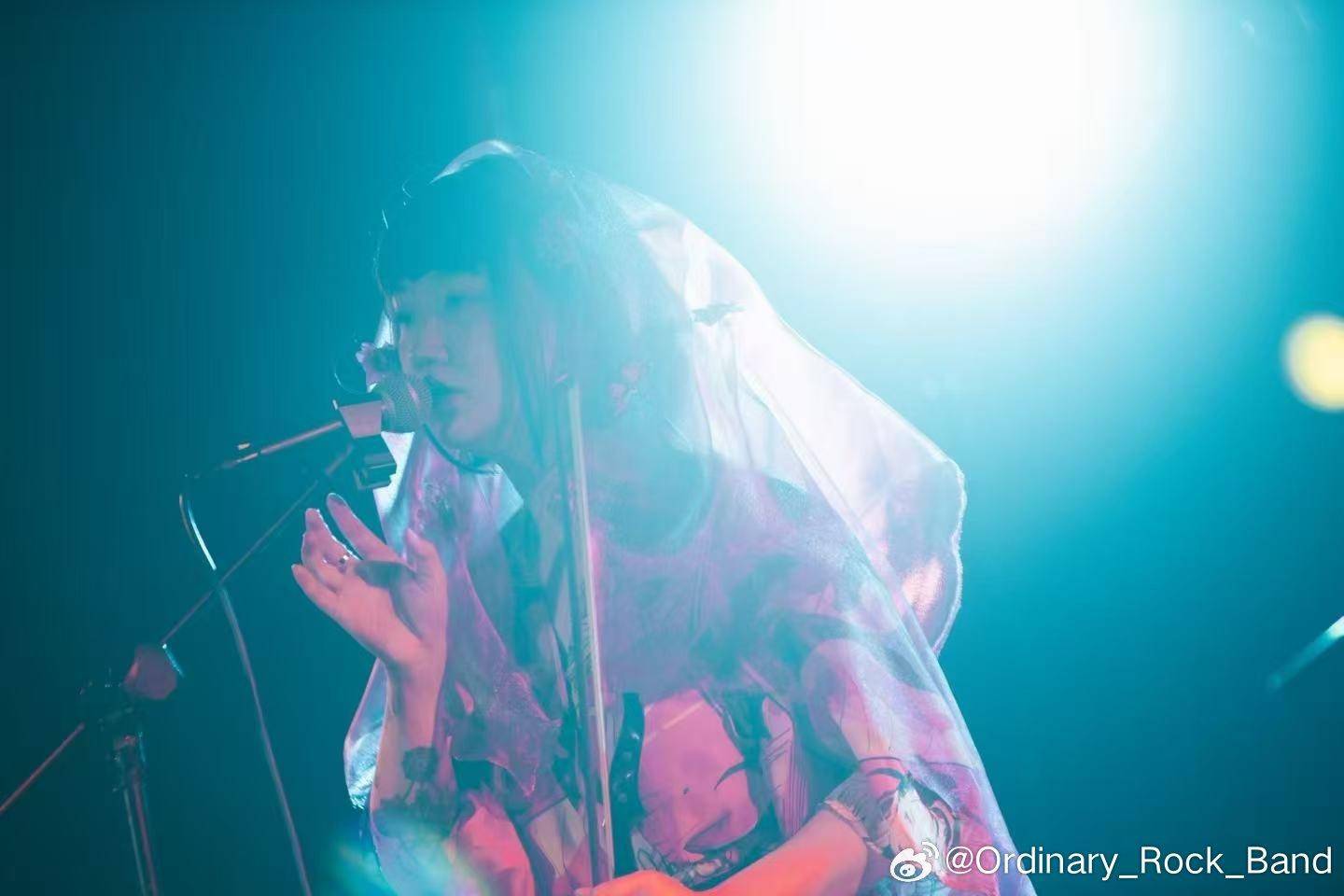 一乐队主唱被剧院电动座椅架挤压离世 有市民称该场馆内座椅系一体化设计,可折叠收上墙