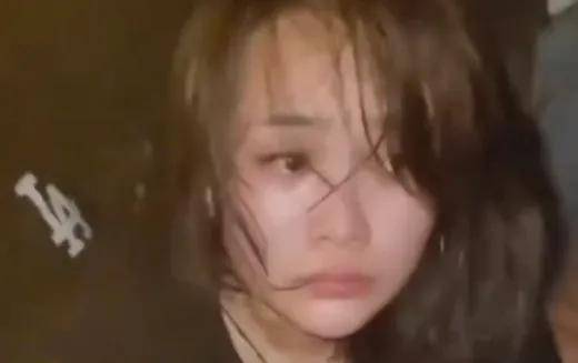 柬埔寨记者涉嫌骚扰劫狱女嫌犯：现场发表不雅言论并用手触碰其脸颊，被吊销记者证