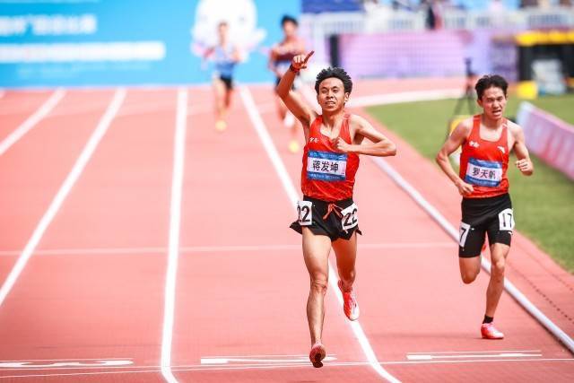 率先冲线却因“配合犯规”被罚！十五运会男子万米“看门道”
