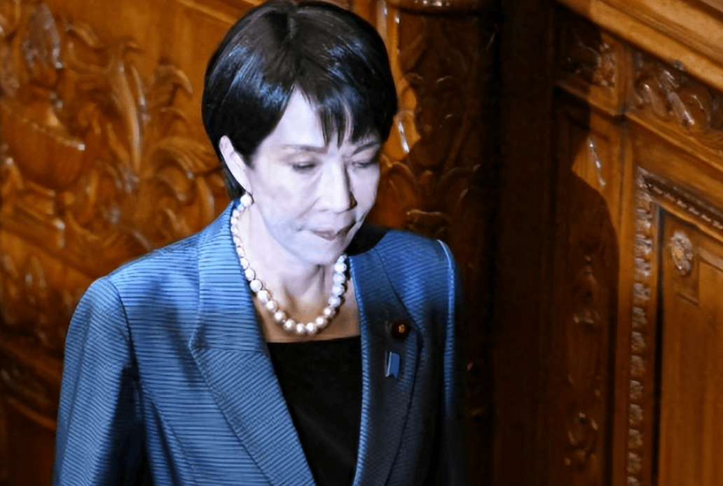 最后2天,高市早苗对中日见面还不死心,外交部直接一句话终结,这2个字相当妙