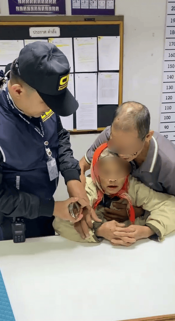 泰国女子涉嫌贩毒被抓，竟在警察面前上演“鬼上身”