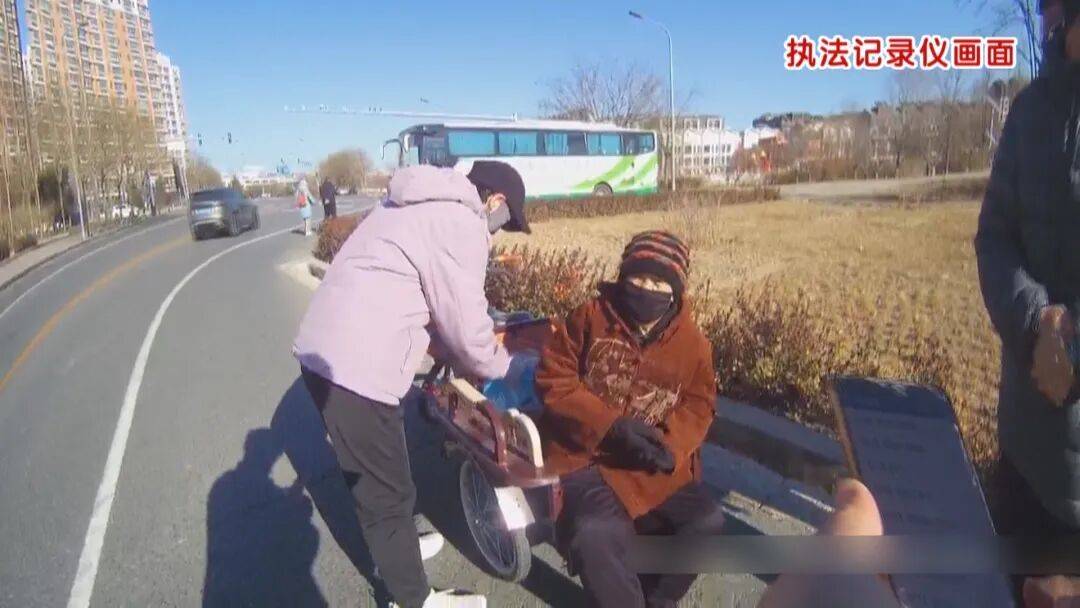 “我回家拿钱赔偿……”北京街头，男子骑电动自行车撞人后逃逸，独留八旬老人瘫倒在地