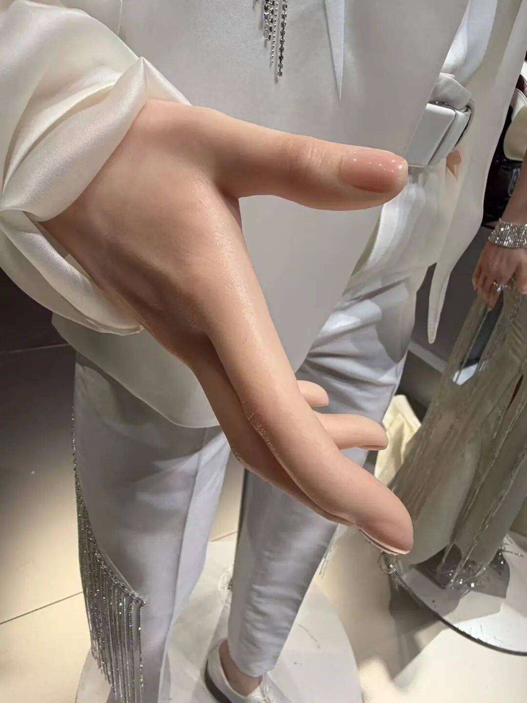 “机器人伴侣”订单破1万台，仅限成人购买；Pro版16.98万元，Ultra男女版各99、88万元