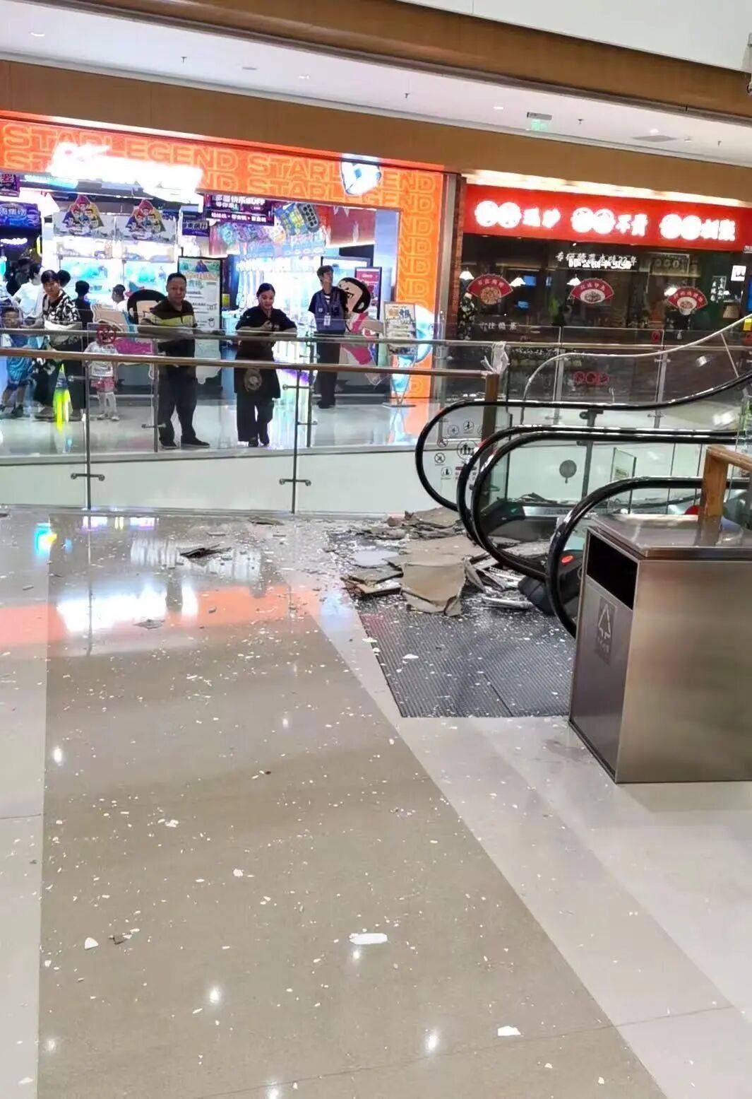江西赣州万象城商场吊顶脱落，一女顾客和小孩受伤，商场连夜修复现已正常营业，当地：商场已上报商务局，目前安排专人开展调查处理