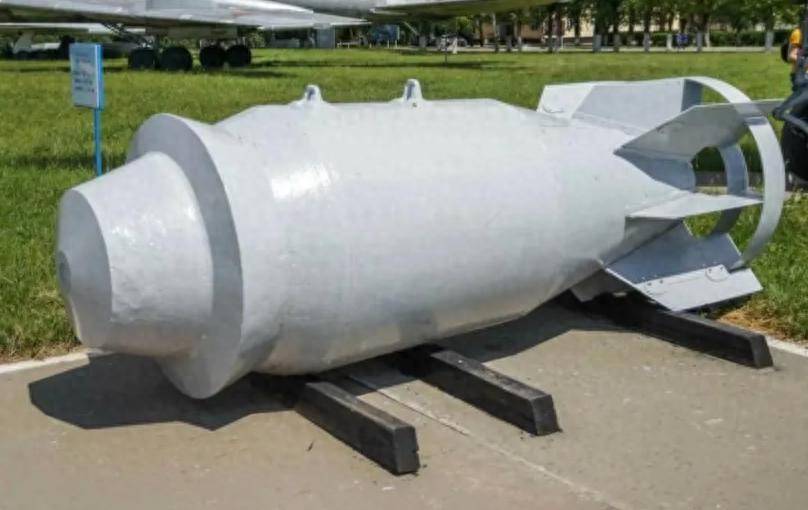 俄空天军出手，FAB3000袭击乌军，建筑直接被炸回“零件”状态！