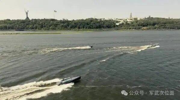 乌克兰悄悄举行人类首个全无人阅兵式！摆出99款无人装备，大幅超越俄罗斯？